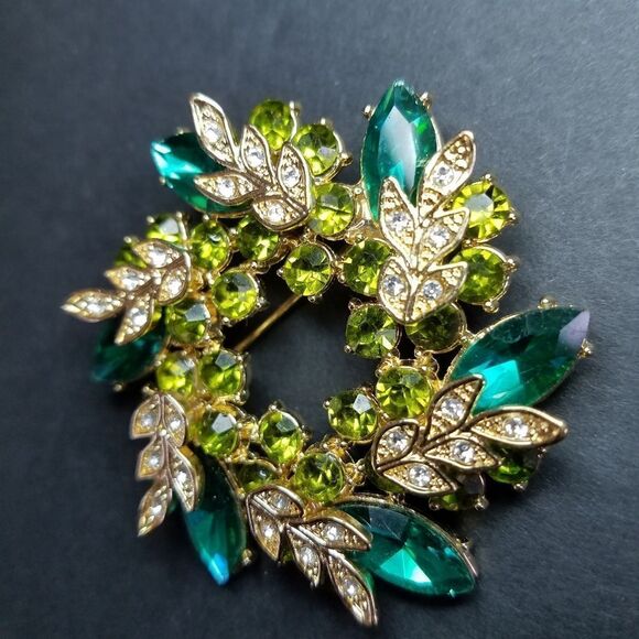 Vintage Dana Buchman Signed Gold Tone Green Rhinestone Pin Cluster Wreath Brooch - Picture 6 of 7